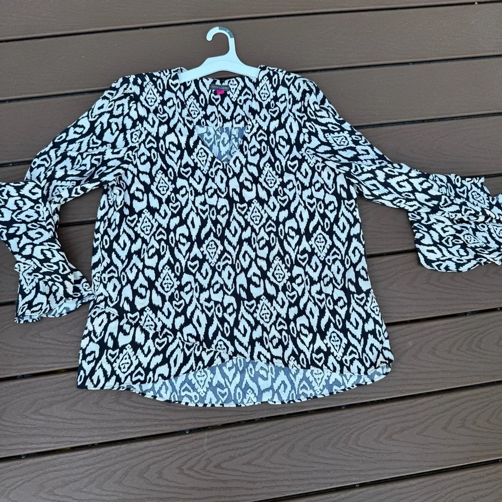 Vince Camuto Flutter Bell Sleeve V-neck Etched Geo Blouse Large - Picture 10 of 12